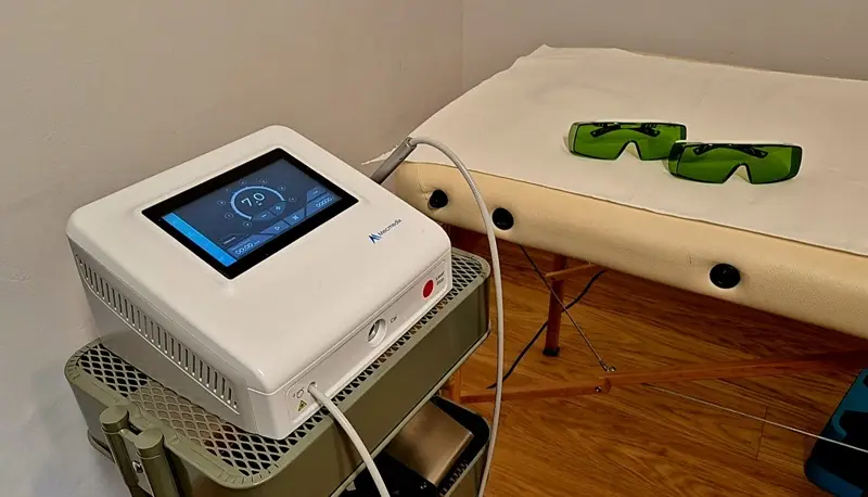 nell'immagine si può vedere il laser mectronic con gli occhiali di protezione